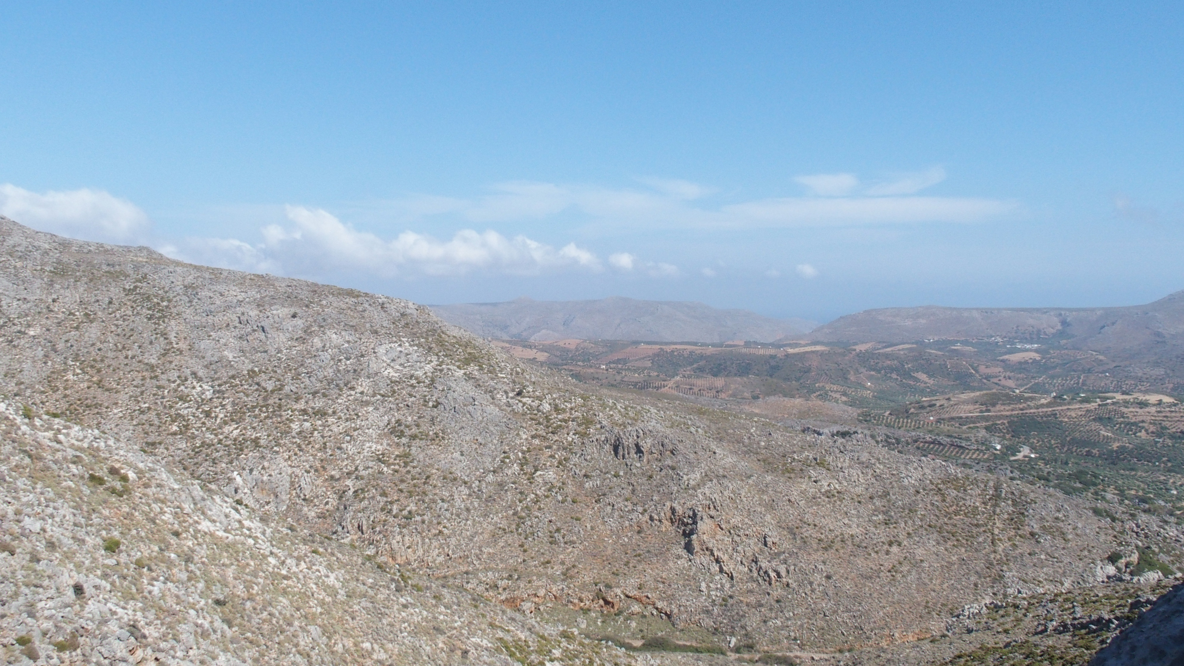 Blick nach unten Zakros und weit entfernt das Meer